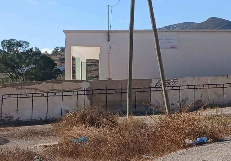 إغلاق مدرسة تينملال بجماعة أولاد داود أزخانين يثير معاناة التلاميذ.. والساكنة تناشد مديرية التعليم بالناظور التدخل