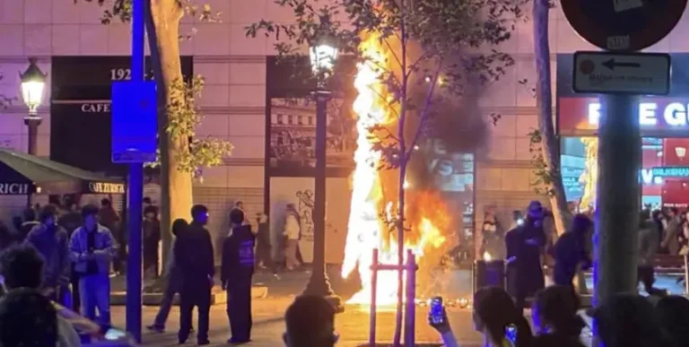 مواجهات وأعمال شغب تهز وسط برشلونة.. احتجاجات شبابية تتحول إلى صدامات مع الشرطة وإحراق حاويات