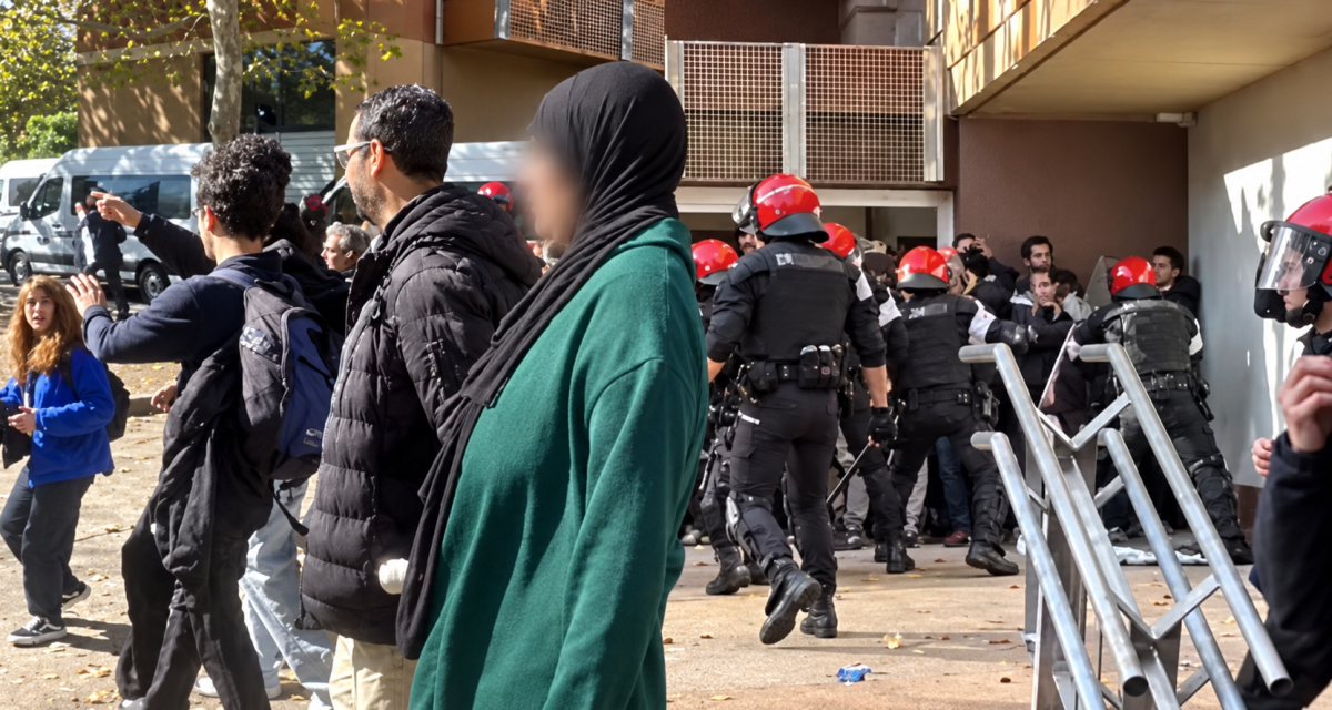 إفراغ أسرة مغربية تضم 6 أطفال من منزلها بإسبانيا يفجر احتجاجات ومواجهات مع الشرطة