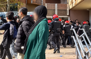 إفراغ أسرة مغربية تضم 6 أطفال من منزلها بإسبانيا يفجر احتجاجات ومواجهات مع الشرطة