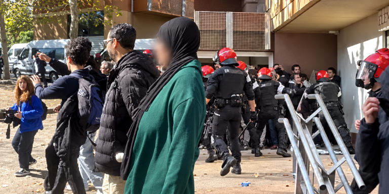 إفراغ أسرة مغربية تضم 6 أطفال من منزلها بإسبانيا يفجر احتجاجات ومواجهات مع الشرطة