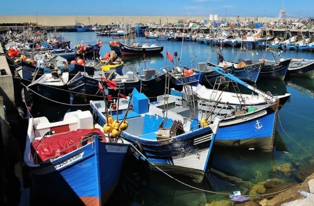 شلل بميناء بني أنصار بالناظور.. مراكب الصيد بالجر متوقفة منذ أسبوعين بسبب غلاء المحروقات